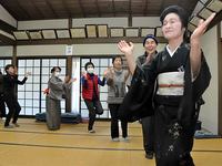練習会で舞踊家から振り付けを学ぶ住民