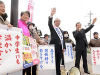 市の税金使途を批判する日本共産党の前窪義由紀府議と渡辺俊三市議