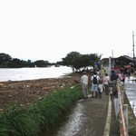 大雨特別警報下、あふれる桂川　