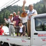 車に張って戦争法案“たまであかん”　鞆岡・南丹市議作製