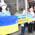 戦争終わらせよう　長岡京市・駅前で女性有志がスタンディング／募ったウクライナ人道支援カンパを現地へ