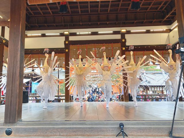 人形作りの技“はばたく”　祇園祭「鷺踊」子ども用装束、人形京芸が40年ぶり全面修繕／八坂神社舞殿で披露