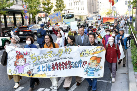 京都壊す「北陸新幹線延伸計画」ノー！　京都市内で240人がパレード