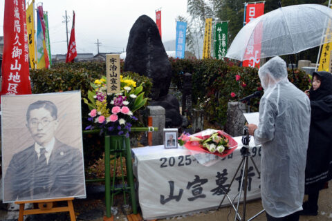 憲法改悪・大軍拡・大増税の阻止誓う　山宣墓前祭に200人　宇治市・善法墓地