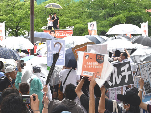 参政・神谷代表「日本人ファースト」「憲法案」への批判受け“弁明”に終始　「抗議者は特定の政党とつながっている」根拠なく決め付けも／京都市内で街頭演説