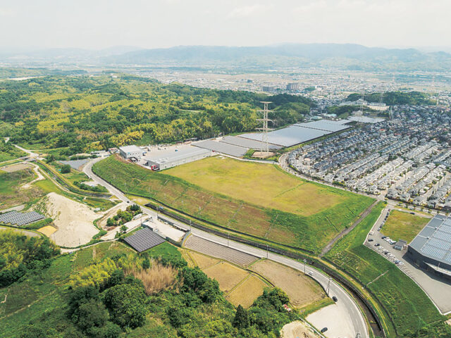 ニュータウン（右側）に隣接して広がる祝園分屯地　ドローン撮影：松本博