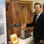 京田辺市でアンネ・フランク展　没後80年、愛用の切手箱やパネルなど展示　12日まで聖イエス会福音教会