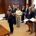 何よりも市民の暮らし支援強化を重点に 共産党京都市議団が予算要望書提出 何よりも市民の暮らし支援強化を重点に 共産党京都市議団が予算要望書提出