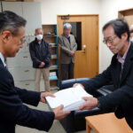 「生活、営業に深刻な影響」南丹市・水道料1~3割値上げ案 住民団体が中止求める請願、署名提出 「生活、営業に深刻な影響」南丹市・水道料1~3割値上げ案 住民団体が中止求める請願、署名提出