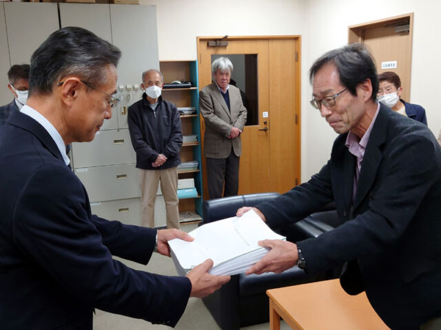 「生活、営業に深刻な影響」南丹市・水道料１～３割値上げ案　住民団体が中止求める請願、署名提出　