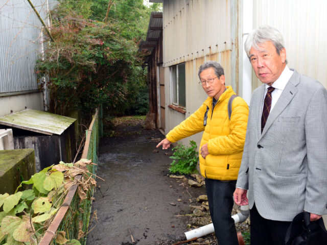 「家畜ふん尿の即刻撤去と厳正指導を」共産党・小林議員が追及　南丹市議会／泰宏農場生産組合豚舎から隣家敷地に流入、堆積