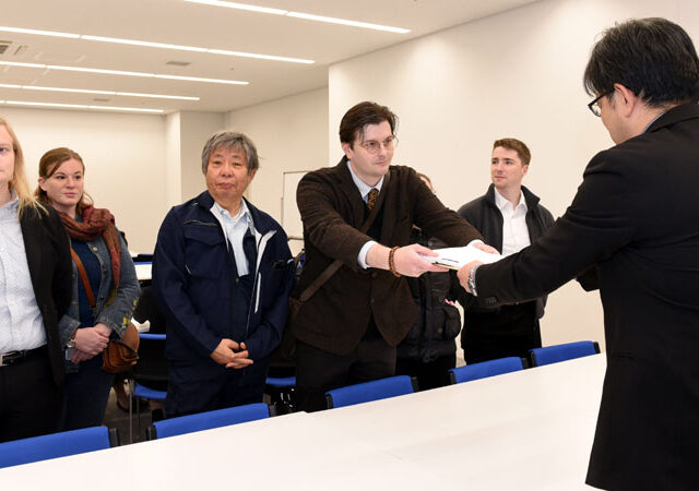 英語教育の質を守るためにも直接雇用を　府立高派遣ＡＬＴが府教委に署名提出「安定した立場で尊厳持って働きたい」