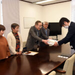 「洛西ニュータウンになくてはならない」「生活支える店舗」高島屋洛西店　閉店方針撤回求め住民団体が京都市に署名提出