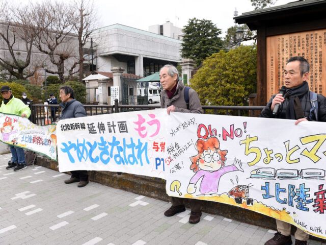 知事は北陸新幹線延伸「容認できない」表明を　市民団体が府庁前で宣伝、藤井伸生氏も駆け付け訴え　