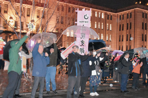 “懸命に働いてきた経験、実績をすべて否定されるようなもの”　京都市・会計年度任用職員「５年公募」廃止求めペンライトアクション