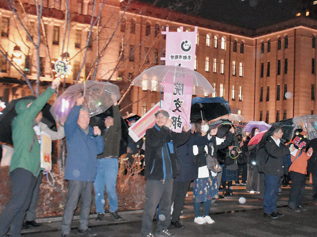 “懸命に働いてきた経験、実績をすべて否定されるようなもの”　京都市・会計年度任用職員「５年公募」廃止求めペンライトアクション