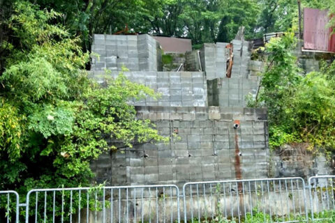 北区原谷地域　危険なブロック塀強制撤去へ、市が行政代執行開始／住民「問題解決の第一歩。長年放置してきた市の責任は大きい」